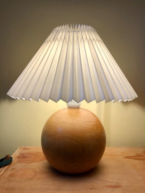 Tafellamp met geplooide kap en houten voet, Tafellampen, Papier, Wit, Scandinavian (foto 5 van 6)
