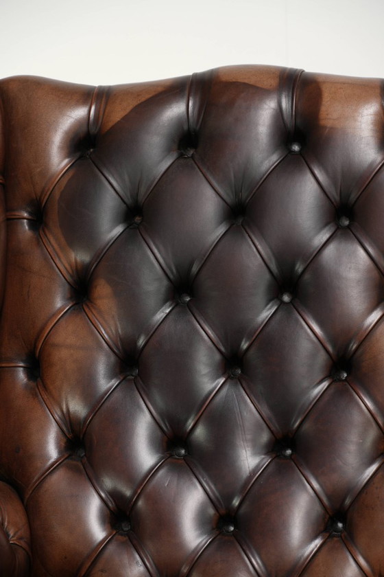Charaktervoller alter englischer Chesterfield Ohrensessel aus Rindsleder mit schöner Patina und Details (photo 11 of 13)