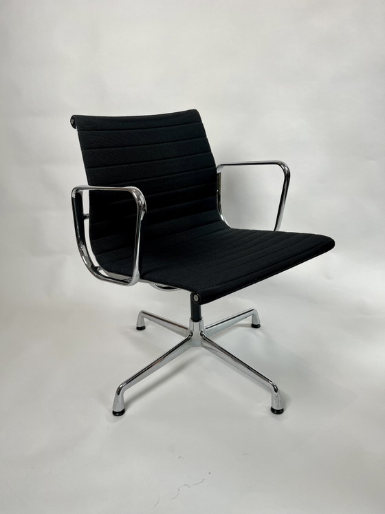 Image 1 of 4 x chaises pivotantes Vitra Eames EA 108 noires Hobsak