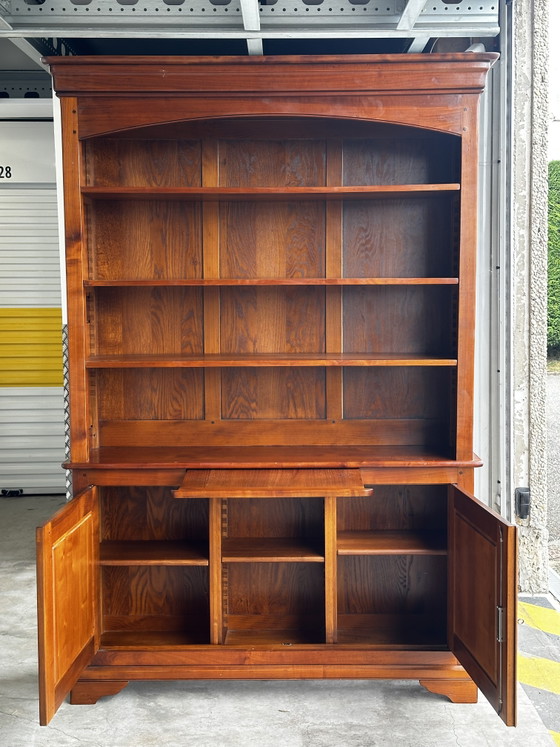 Image 1 of Libreria in legno massello di ciliegio con piano di scrittura scorrevole - manifattura del XX secolo