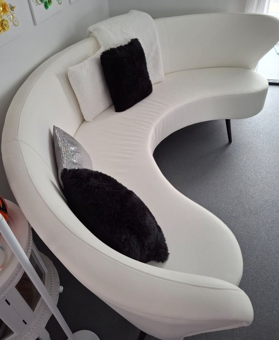 Image 1 of Panca da pranzo rotonda in similpelle bianca.