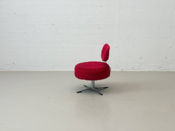 Image 1 of Postmoderne loungestoel met rode teddybeerhoes, jaren 70