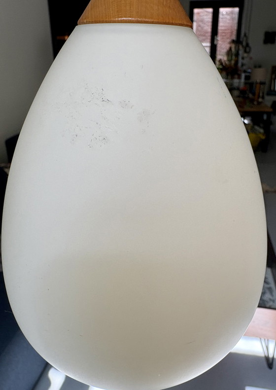 Image 1 of Vintage ‘teardrop’ hanglamp van opalineglas en hout 