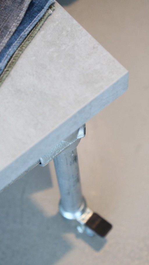 Metallo - met betonlook blad – INHOUSE, eettafels (photo 2 of 2)
