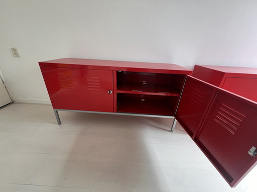 2 leuchtend rote Spinde