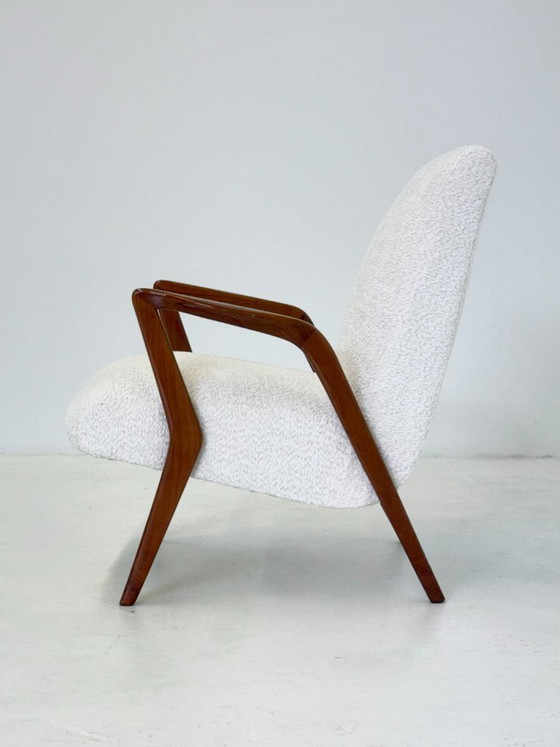 Image 1 of Sillón italiano de mediados de siglo hecho de madera de cerezo con bouclé blanco
