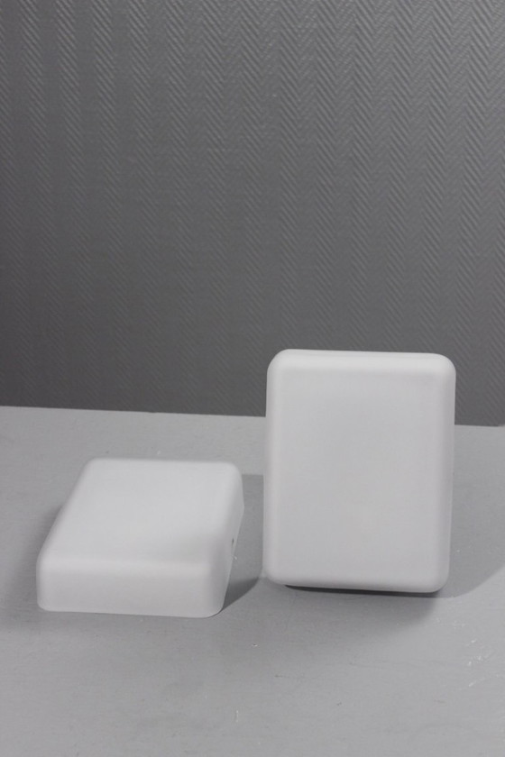 Image 1 of Een paar wandlampen van mat glas, model "IJsland", vintage Habitat, jaren 90.