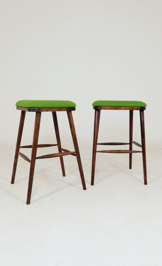 Image 1 of Set van twee beukenhouten krukjes uit het midden van de 20e eeuw | Groene wollen bekleding | Scandinavische stijl