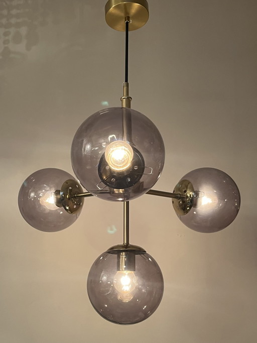 Lampada a sospensione a sfera in vetro con struttura in ottone fumé