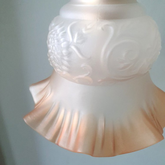 Image 1 of Set antiker Glas-Pendelleuchten. Blumen-/Blumenform aus mattiertem Glas.