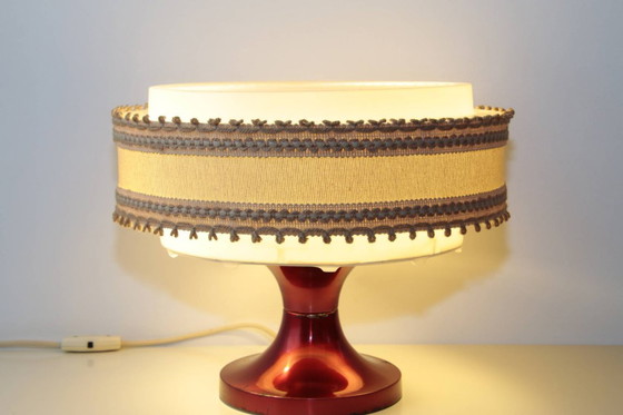 Image 1 of Vintage table lamp with fabric shade and red metal base – Retro design