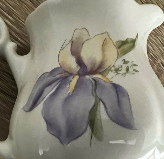 Image 1 of Pequeña lechera/cremera de porcelana con motivo de iris, siglo XX