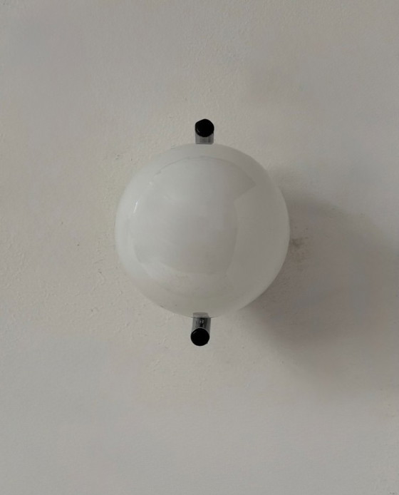 Image 1 of Coppia di applique vintage, metallo cromato e vetro opalino, Francia, 1970