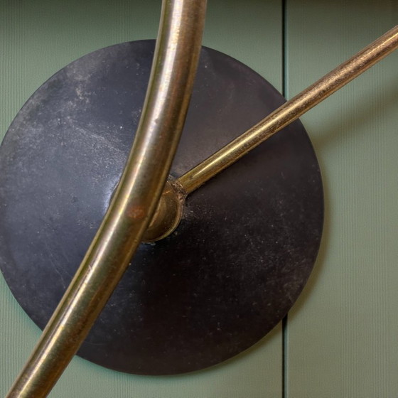 Image 1 of Applique murale française moderne du milieu du siècle, en verre blanc et laiton, années 1960