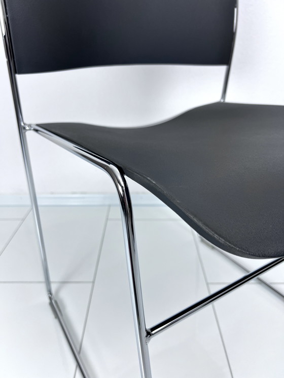 Image 1 of 2 x HOWE 40/4 bijzetstoel - Iconisch ontwerp