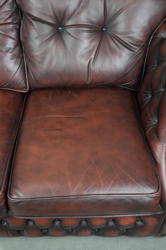 Image 1 of Rotes 2,5-Sitzer-Chesterfield-Sofa auf Rollen im englischen Stil