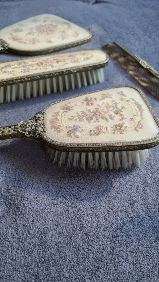 Vintage styling set with petit point embroidery – slaaptoebehoren, Glass, Metal (photo 2 of 8)