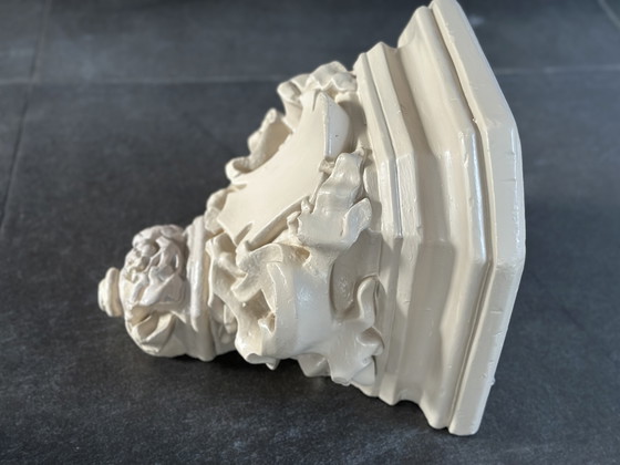 Image 1 of Skulpturale Wandkonsole aus Gips – Klassisches Blumendesign