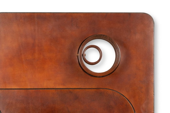 Image 1 of Krukjes en wandlamp van kersenhout en leer. Jaren 70.