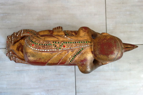 Image 1 of Standbeeld van een Birmese boeddhistische monnik in gebed, 19e eeuw