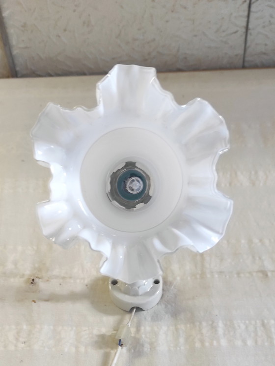 Image 1 of Wandlamp met zwanenhals van messing, porselein en opaalglas - midden 20e eeuw