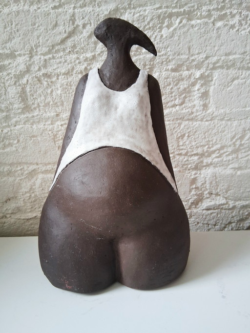 Mooi keramiek beeld van een zwangere vrouw. Kleur is bruin,creme. Kunstenaar is niet bekend,signatuur aanwezig