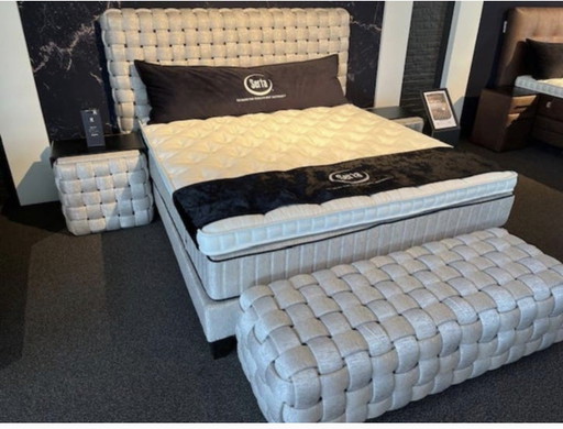 Lit Serta neuf avec tables de chevet et banc