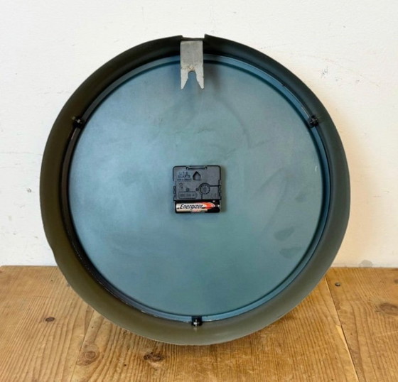 Image 1 of Beige industriële fabriekswandklok van Pragotron, jaren 60