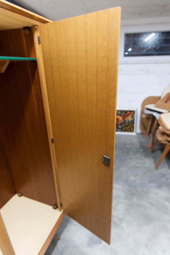 Image 1 of Französischer Kleiderschrank mit geschwungenen Beinen, 3 Türen, 1 Spiegel (27 x 130 cm) und 1 Schublade