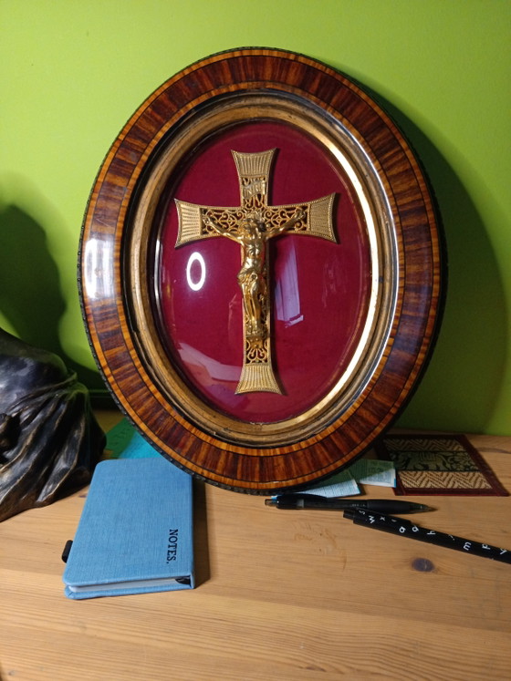 Antikes religiöses Kruzifix aus dem 19. Jahrhundert unter Wölbglas - Messing und Samt - 40cm – Bildhauerei (photo 5 of 6)