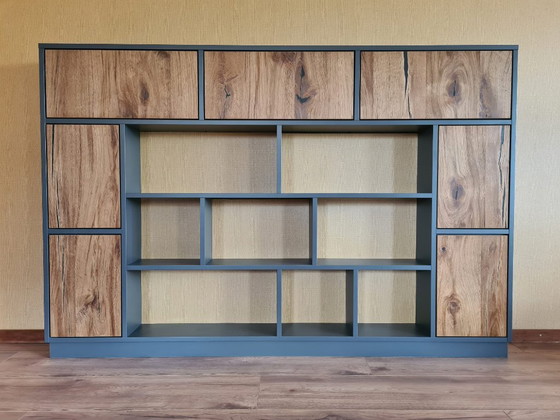 Image 1 of Mobile divisorio a parete color antracite con ante impiallacciate in rovere.