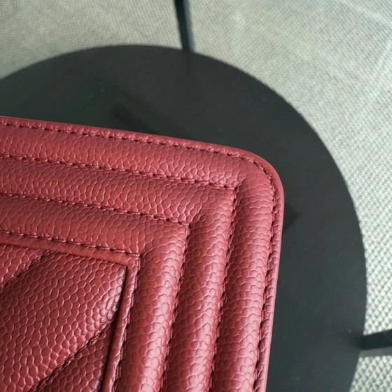 Image 1 of Chanel Boy Medium - 25CM Chevron Rood Goudkleurige Hardware Serie 25