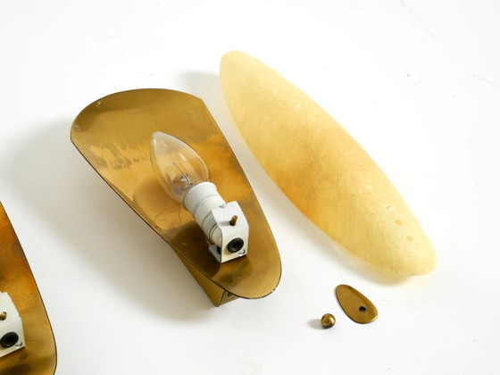 Image 1 of Una coppia di bellissime applique da parete in ottone in stile Mid-Century Modern con paralumi in fibra di vetro.