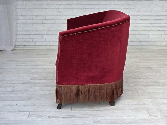 Image 1 of Sofá danés de dos plazas, años 60, terciopelo rojo, patas de madera de fresno.