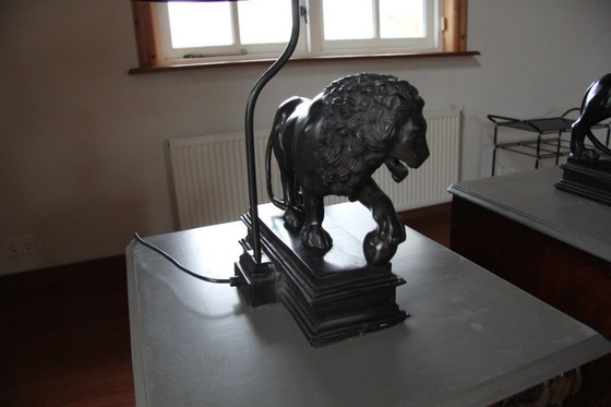 Image 1 of 2 bijzondere vintage tinkleurige tafellampen met leeuwen voet 