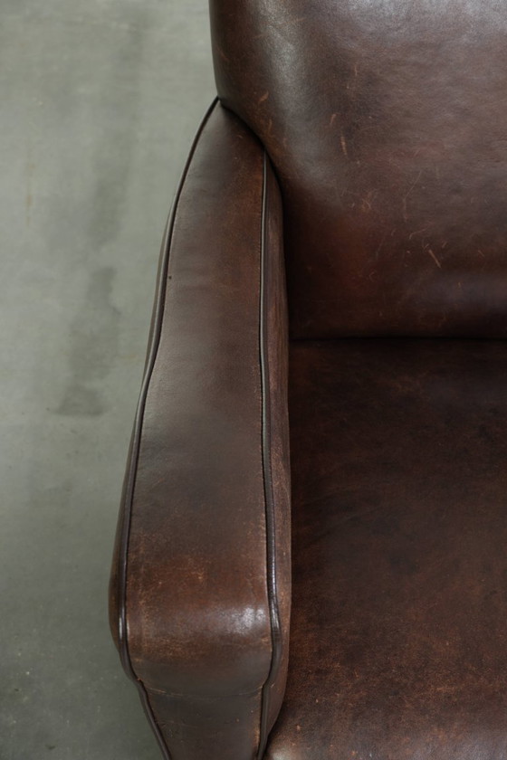 Stoere vintage schapenleren armchair met een mooi patina en een tijdloos Engels design in een subtiel formaat (photo 7 of 12)