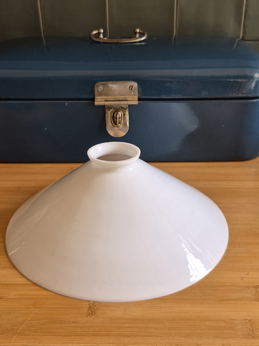 Juego de 2 pantallas de lámpara vintage de cristal opalino – forma cónica – ca. 1940-1950
