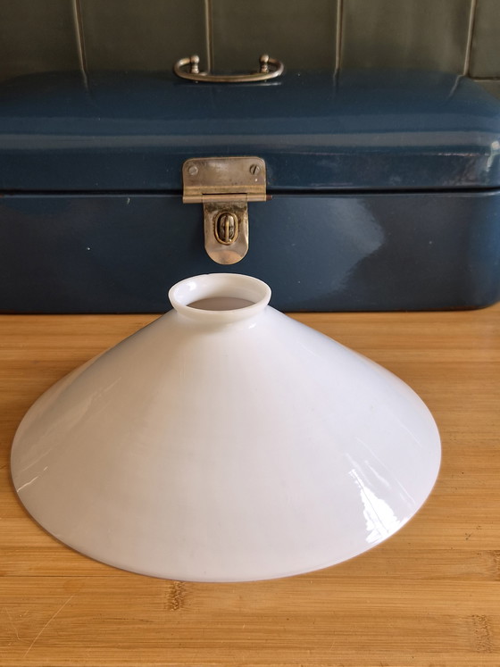 Image 1 of Set van 2 Vintage Opaalglazen Lampenkappen – Kegelvorm – ca. 1940-1950
​