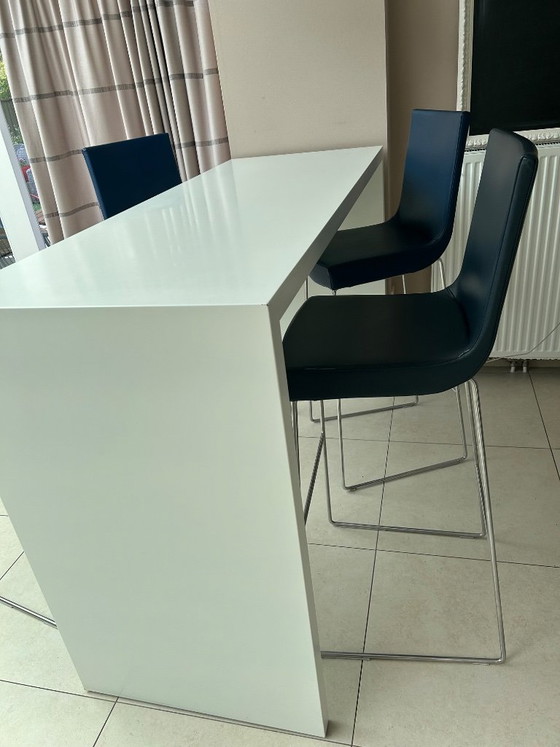 Image 1 of Tavolo da bar con sgabelli in pelle Montis