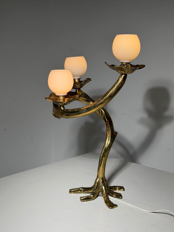 Lampada da tavolo scultorea in bronzo con tre paralumi in vetro opalino – 66 cm – Lampade da tavolo (photo 4 of 5)