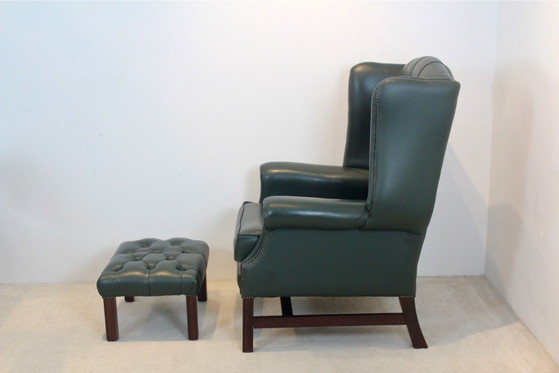 Sillón Chesterfield Wingback con reposapiés de cuero verde, Sillones, Madera (foto 2 de 8)