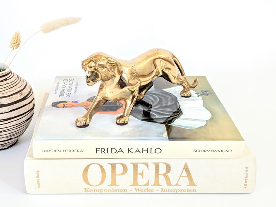 Image 1 of Statuetta vintage in ottone massiccio raffigurante una leonessa o una tigre | Scultura di metà secolo | Lunghezza 24,5 cm