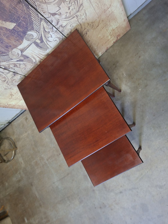 Image 1 of Set di tre tavolini classici, i cosiddetti tavolini ad incastro, dimensioni 55x38 cm e altezza 46 cm.