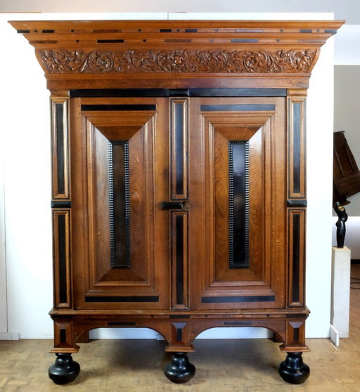 Cabinet à coussins du 17e siècle en Gueldre. Cabinet à coussins hollandais du 17e siècle.
