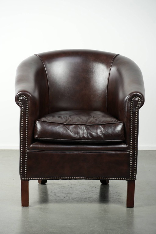 Donkere rundleren clubfauteuil met een tijdloos en stijlvol design in Engelse stijl