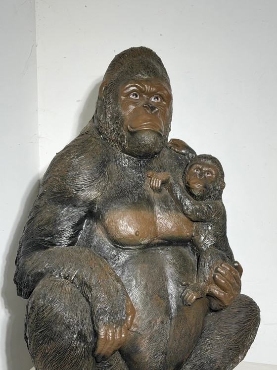 Escultura de gorila con cría – Estatua decorativa de animal de gran tamaño – 120 × 90 cm (photo 4 of 10)