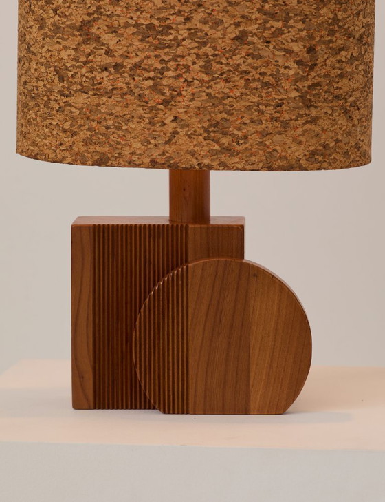 Image 1 of Par de lámparas artesanales de roble macizo con pantallas de corcho, circa 1970