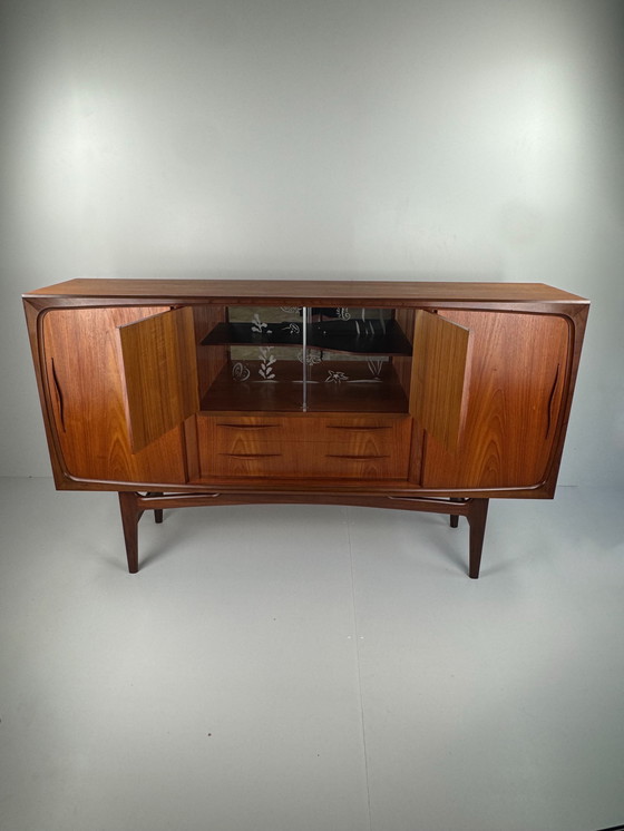 Image 1 of Deens Mid-Century Teak Dressoir – Uitzonderlijk vakmanschap en gebeeldhouwde elegantie