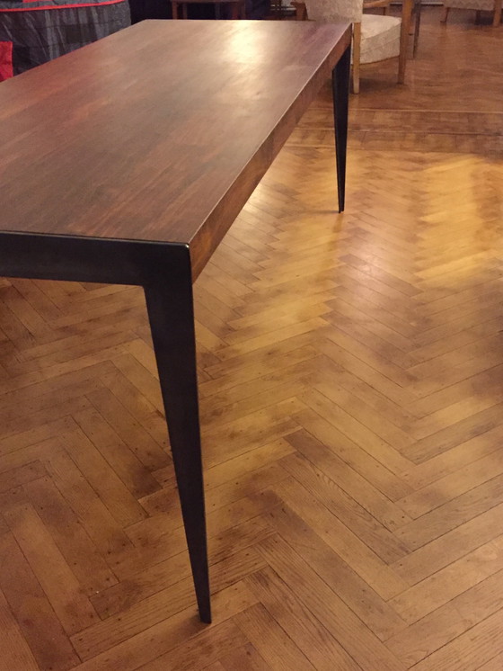 Image 1 of Mesa de diseño bohemio único, hecha a mano, de nogal y acero quemado.