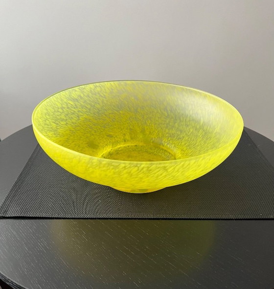 Image 1 of Coupe ronde sur pied en pâte de verre.